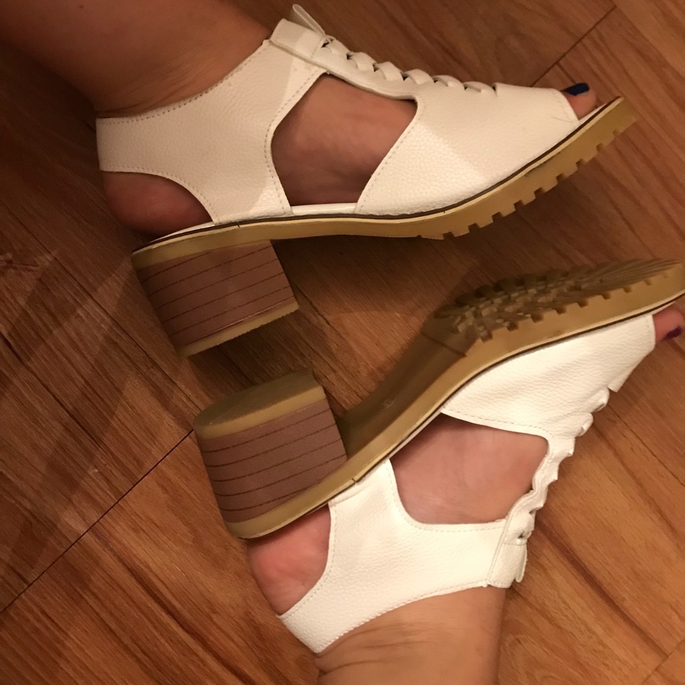 White vintage low heel/sandal